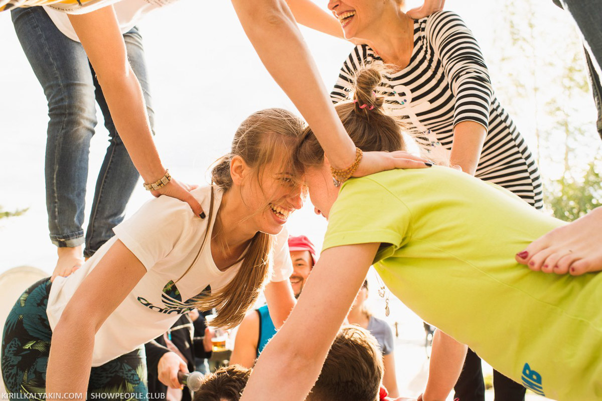 Ленты соцсетей заполнены забавными фотками с розовым фильтром. Если у вас есть почти такие же и проснулось желание показать их миру — поздравляем, вы в тренде! Интернет буквально сходит с ума от нового челленджа под названием «2026-й — это новый 2016-й». Владимирские блогеры и другие заметные личности не остались в стороне и также открыли свои архивы. Посмотрим, что из этого получилось!