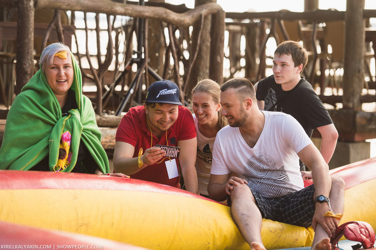 Ленты соцсетей заполнены забавными фотками с розовым фильтром. Если у вас есть почти такие же и проснулось желание показать их миру — поздравляем, вы в тренде! Интернет буквально сходит с ума от нового челленджа под названием «2026-й — это новый 2016-й». Владимирские блогеры и другие заметные личности не остались в стороне и также открыли свои архивы. Посмотрим, что из этого получилось!