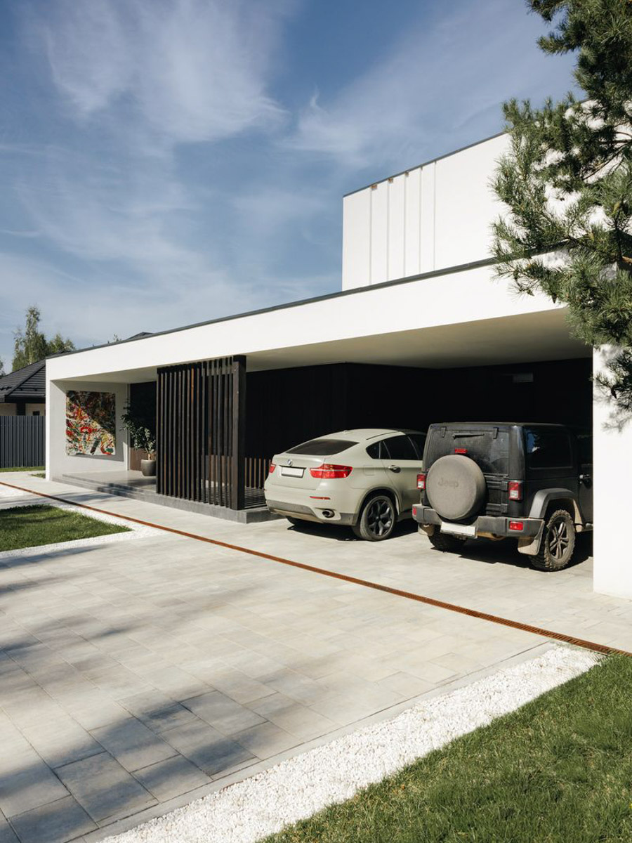 Имя Кирилла Раймера у многих на слуху. Руководитель собственного архитектурно-дизайнерского бюро создает невероятные проекты как в нашей стране, так и за рубежом. Ряд из них становились номинантами премий, причем некоторые хорошо знакомы даже владимирцам. Так, концепции двух популярных городских заведений и трехэтажного дома в центре — результат работы команды нашего героя.