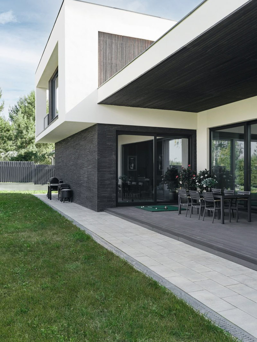 Имя Кирилла Раймера у многих на слуху. Руководитель собственного архитектурно-дизайнерского бюро создает невероятные проекты как в нашей стране, так и за рубежом. Ряд из них становились номинантами премий, причем некоторые хорошо знакомы даже владимирцам. Так, концепции двух популярных городских заведений и трехэтажного дома в центре — результат работы команды нашего героя.