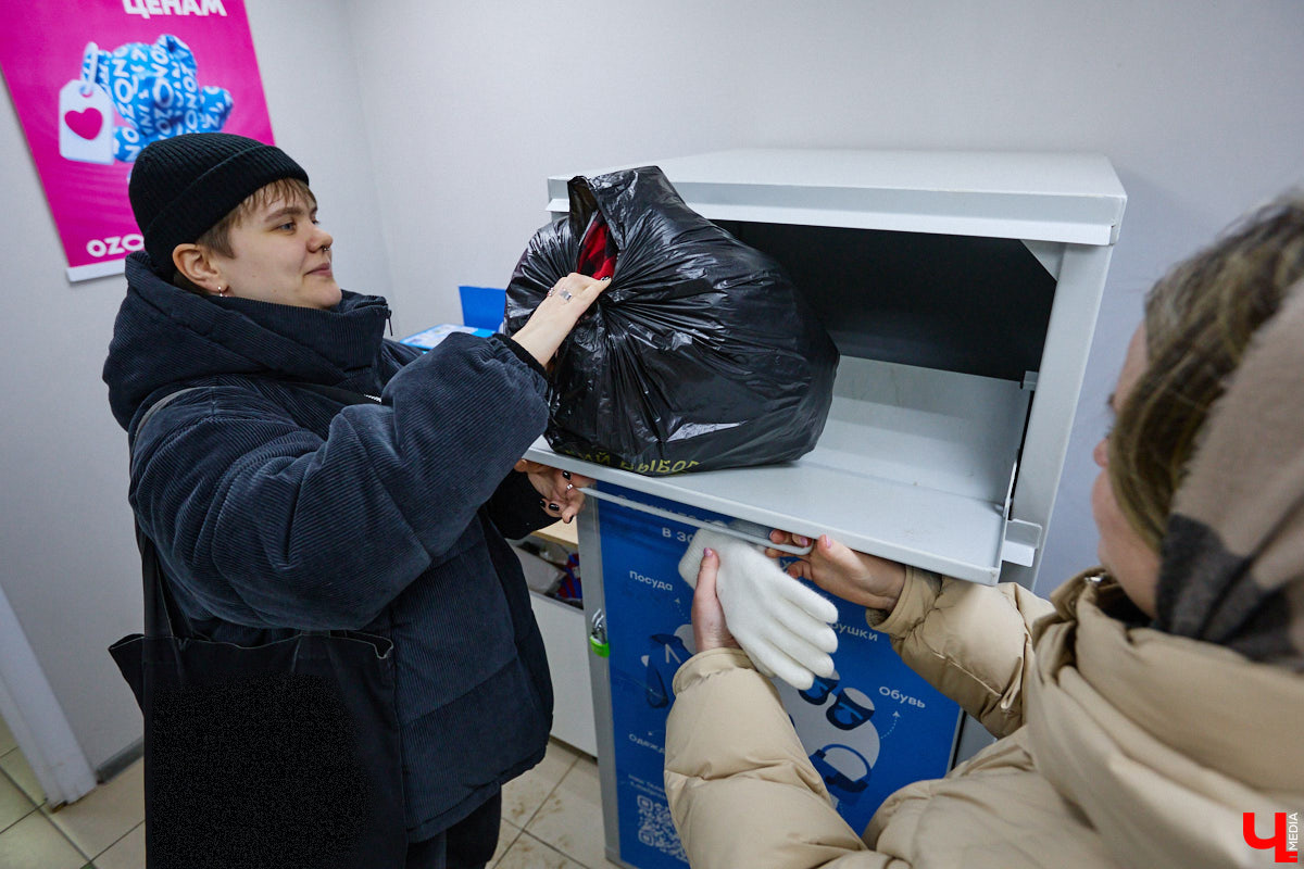 У вас есть одежда, которую нет желания носить, а выкинуть жалко? Если да, спешим обрадовать. Во Владимире вновь установили контейнеры для сбора ненужных вещей. Мы узнали, почему ящики вернули, где их найти и как правильно сортировать старые изделия. А заодно и сами поучаствовали в процессе экологичного расхламления.