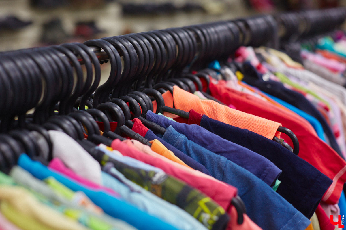 У вас есть одежда, которую нет желания носить, а выкинуть жалко? Если да, спешим обрадовать. Во Владимире вновь установили контейнеры для сбора ненужных вещей. Мы узнали, почему ящики вернули, где их найти и как правильно сортировать старые изделия. А заодно и сами поучаствовали в процессе экологичного расхламления.