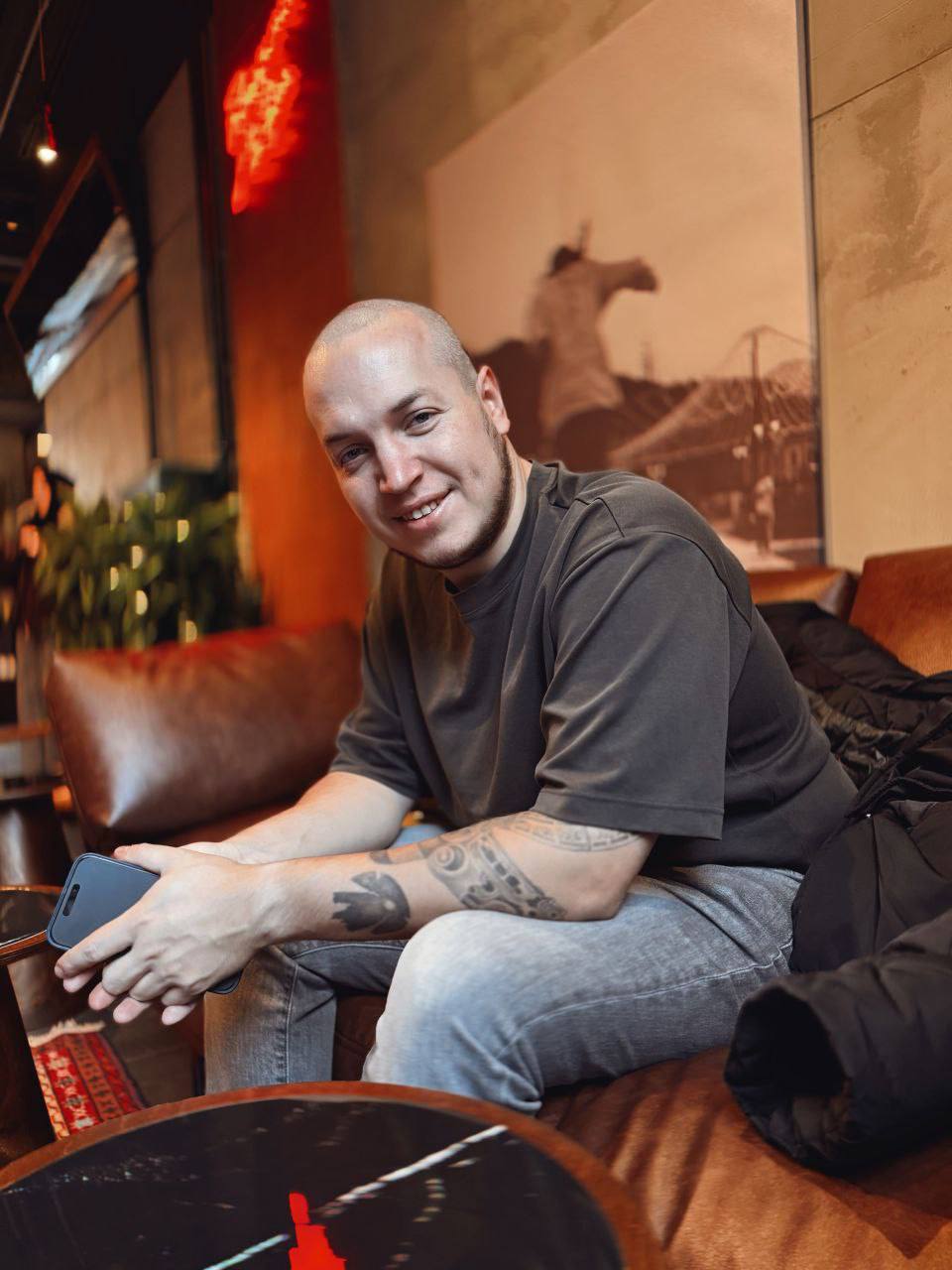 Звукорежиссер Геннадий Лобов совместно со столичной группой «Кватро Originals» создал песню, которая наверняка надолго останется на репите. Проверено лично. У музыкантов вышел саундтрек к сериалу «Берлинская жара» под названием «Люди — Родина моя!» Текст не новый, но оригинальная аранжировка, которой и занимался владимирец, достойна прослушивания.