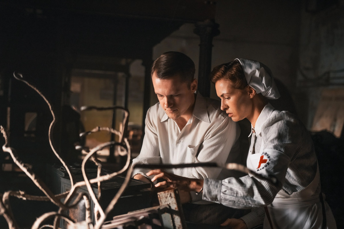 Звукорежиссер Геннадий Лобов совместно со столичной группой «Кватро Originals» создал песню, которая наверняка надолго останется на репите. Проверено лично. У музыкантов вышел саундтрек к сериалу «Берлинская жара» под названием «Люди — Родина моя!» Текст не новый, но оригинальная аранжировка, которой и занимался владимирец, достойна прослушивания.