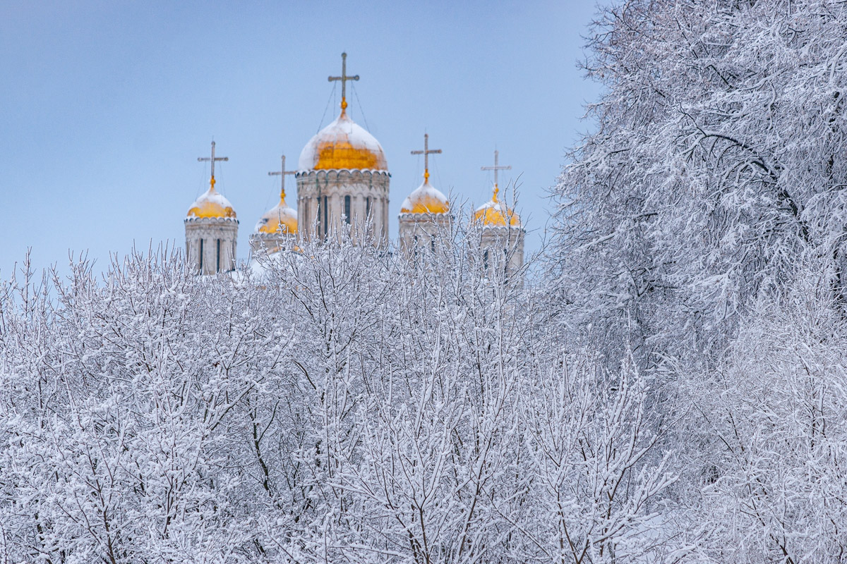 Пока одни не выходят лишний раз на улицу из-за морозов, другие спешат ему навстречу, чтобы снять настоящую русскую зиму. И кадры получаются просто волшебными: от дуги из пара на закате до покрывшейся инеем телевышки. «Ключ-Медиа» собрал самые красивые снимки.