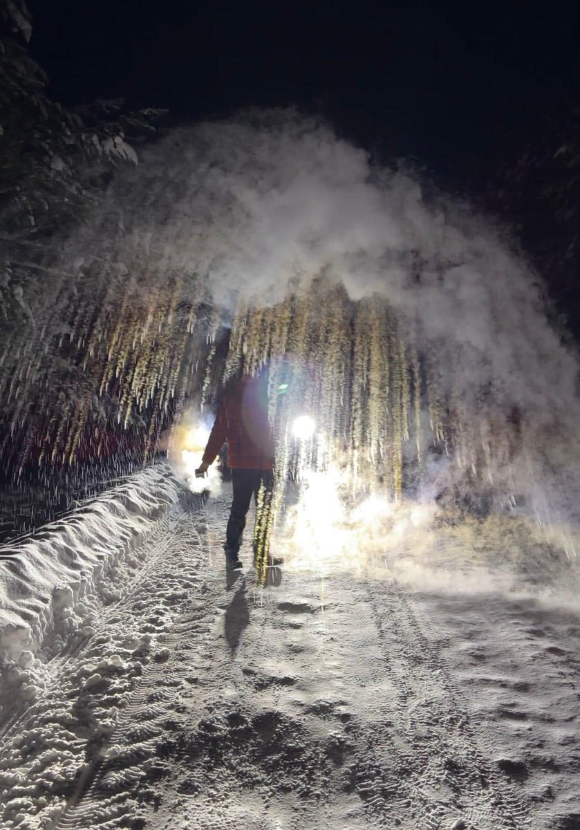 Пока одни не выходят лишний раз на улицу из-за морозов, другие спешат ему навстречу, чтобы снять настоящую русскую зиму. И кадры получаются просто волшебными: от дуги из пара на закате до покрывшейся инеем телевышки. «Ключ-Медиа» собрал самые красивые снимки.