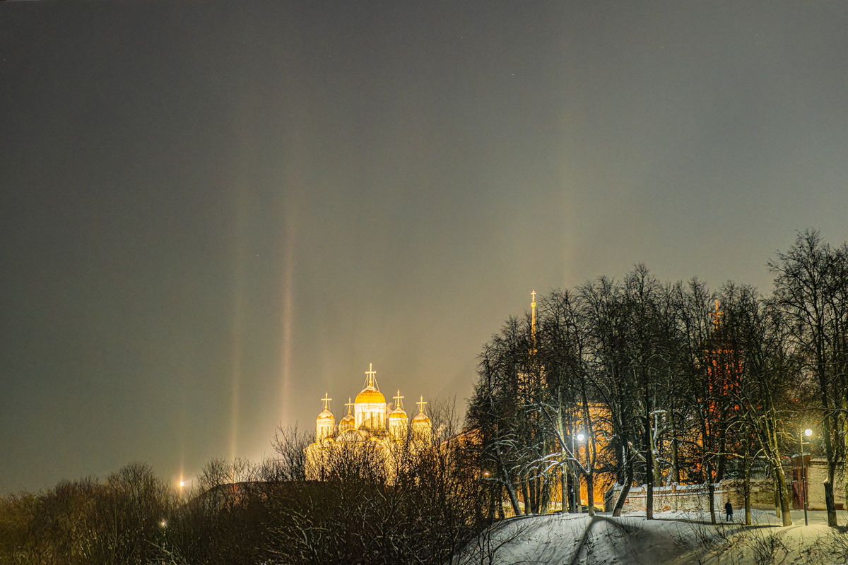 Пока одни не выходят лишний раз на улицу из-за морозов, другие спешат ему навстречу, чтобы снять настоящую русскую зиму. И кадры получаются просто волшебными: от дуги из пара на закате до покрывшейся инеем телевышки. «Ключ-Медиа» собрал самые красивые снимки.