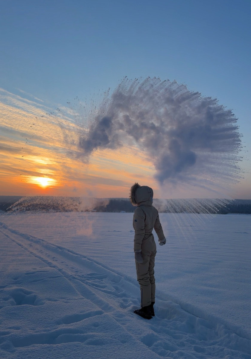Пока одни не выходят лишний раз на улицу из-за морозов, другие спешат ему навстречу, чтобы снять настоящую русскую зиму. И кадры получаются просто волшебными: от дуги из пара на закате до покрывшейся инеем телевышки. «Ключ-Медиа» собрал самые красивые снимки.