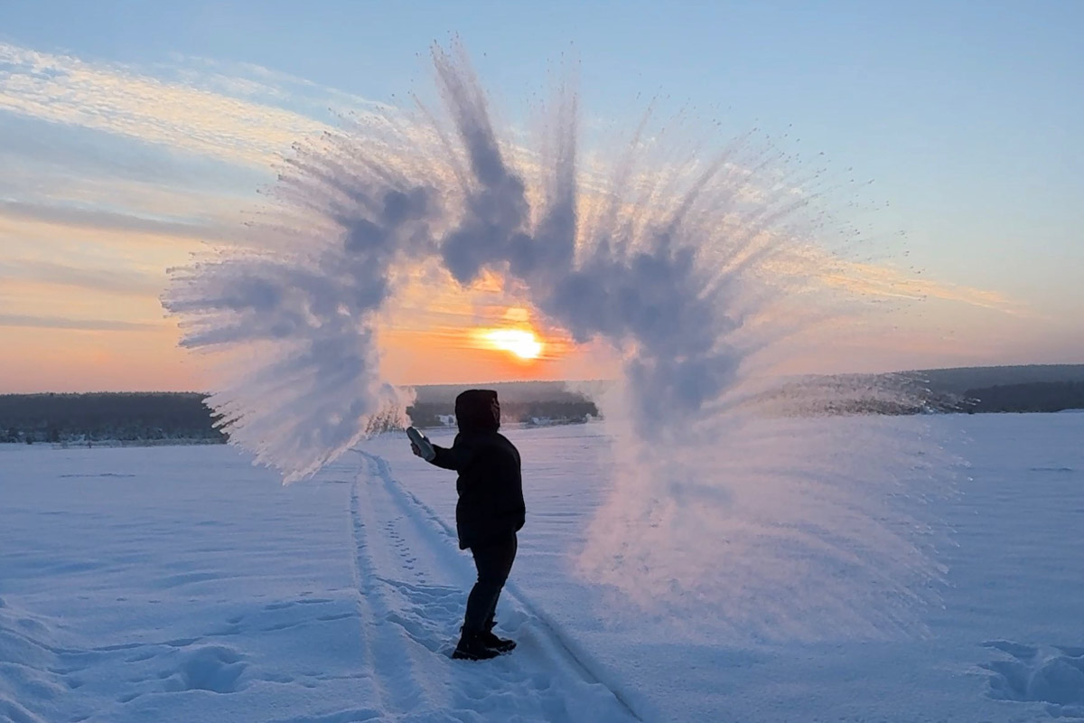 Пока одни не выходят лишний раз на улицу из-за морозов, другие спешат ему навстречу, чтобы снять настоящую русскую зиму. И кадры получаются просто волшебными: от дуги из пара на закате до покрывшейся инеем телевышки. «Ключ-Медиа» собрал самые красивые снимки.