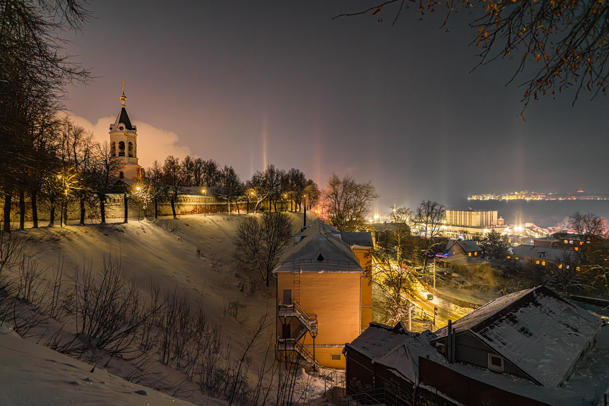 Пока одни не выходят лишний раз на улицу из-за морозов, другие спешат ему навстречу, чтобы снять настоящую русскую зиму. И кадры получаются просто волшебными: от дуги из пара на закате до покрывшейся инеем телевышки. «Ключ-Медиа» собрал самые красивые снимки.