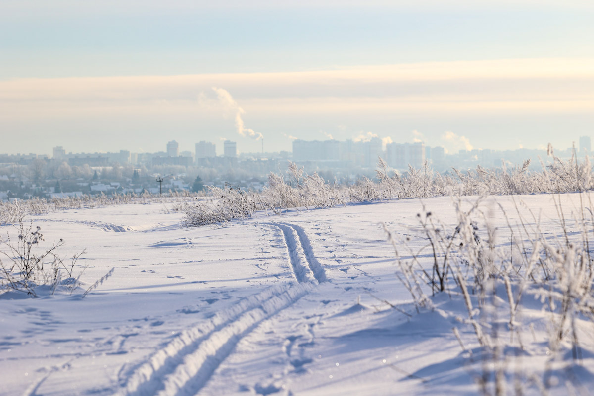 Пока одни не выходят лишний раз на улицу из-за морозов, другие спешат ему навстречу, чтобы снять настоящую русскую зиму. И кадры получаются просто волшебными: от дуги из пара на закате до покрывшейся инеем телевышки. «Ключ-Медиа» собрал самые красивые снимки.