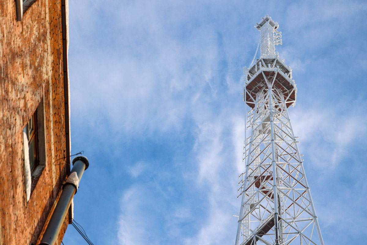 Пока одни не выходят лишний раз на улицу из-за морозов, другие спешат ему навстречу, чтобы снять настоящую русскую зиму. И кадры получаются просто волшебными: от дуги из пара на закате до покрывшейся инеем телевышки. «Ключ-Медиа» собрал самые красивые снимки.