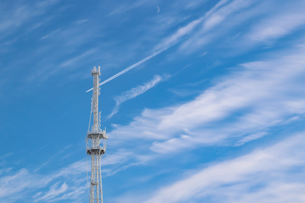 Пока одни не выходят лишний раз на улицу из-за морозов, другие спешат ему навстречу, чтобы снять настоящую русскую зиму. И кадры получаются просто волшебными: от дуги из пара на закате до покрывшейся инеем телевышки. «Ключ-Медиа» собрал самые красивые снимки.