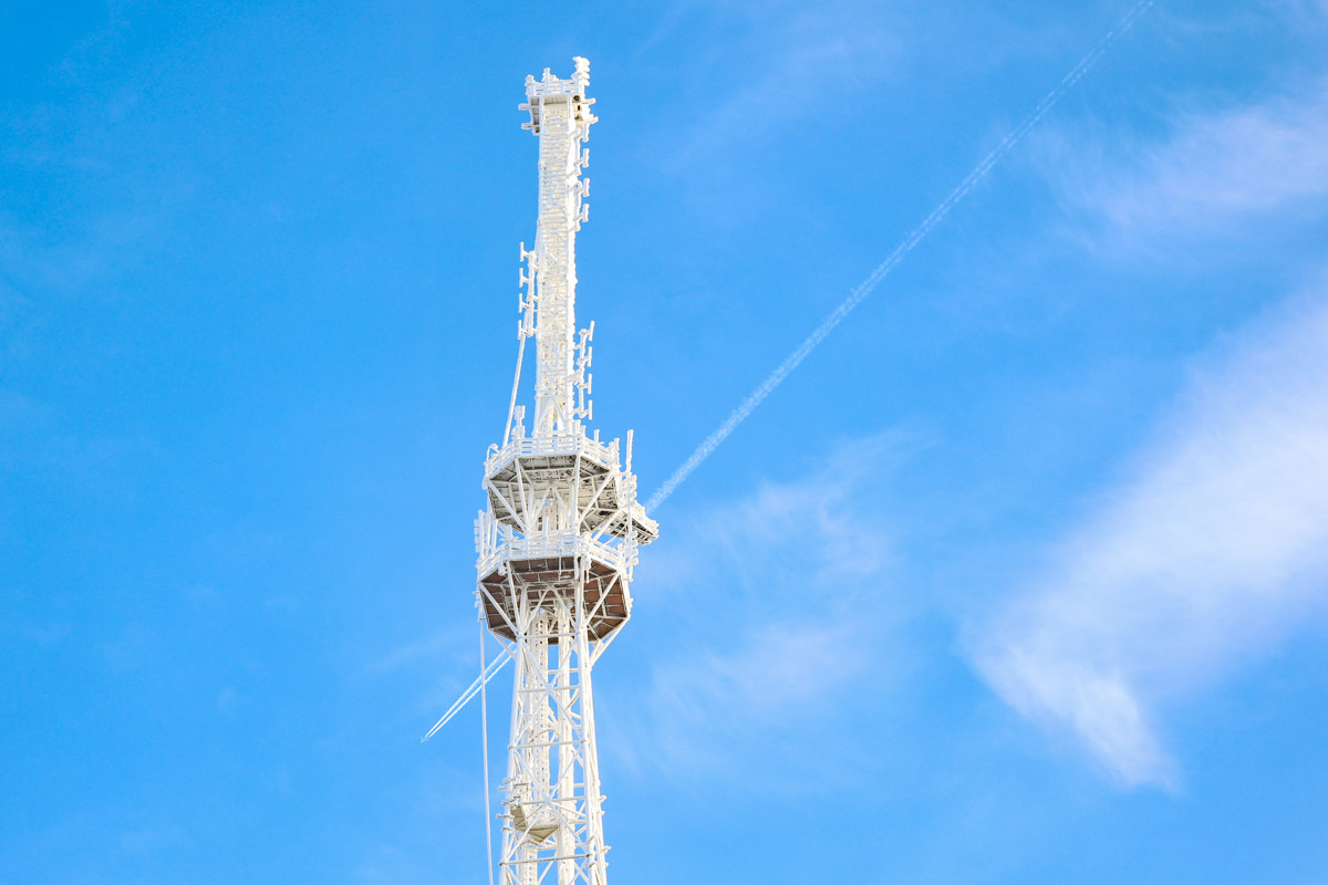 Пока одни не выходят лишний раз на улицу из-за морозов, другие спешат ему навстречу, чтобы снять настоящую русскую зиму. И кадры получаются просто волшебными: от дуги из пара на закате до покрывшейся инеем телевышки. «Ключ-Медиа» собрал самые красивые снимки.