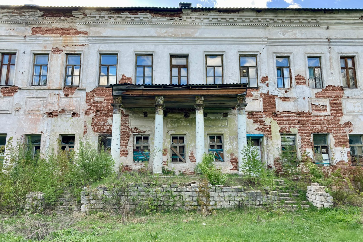 Стены старинных усадеб могут рассказать о многом, надо лишь прислушаться. Супруги Владимир и Анна собирают эти истории, колеся по стране. Наши ребята объездили порядка 10 регионов и посетили около сотни сооружений. В их коллекции есть резные терема, солидные поместья из камня и другие достойные внимания здания, в которых жили князья и графы.