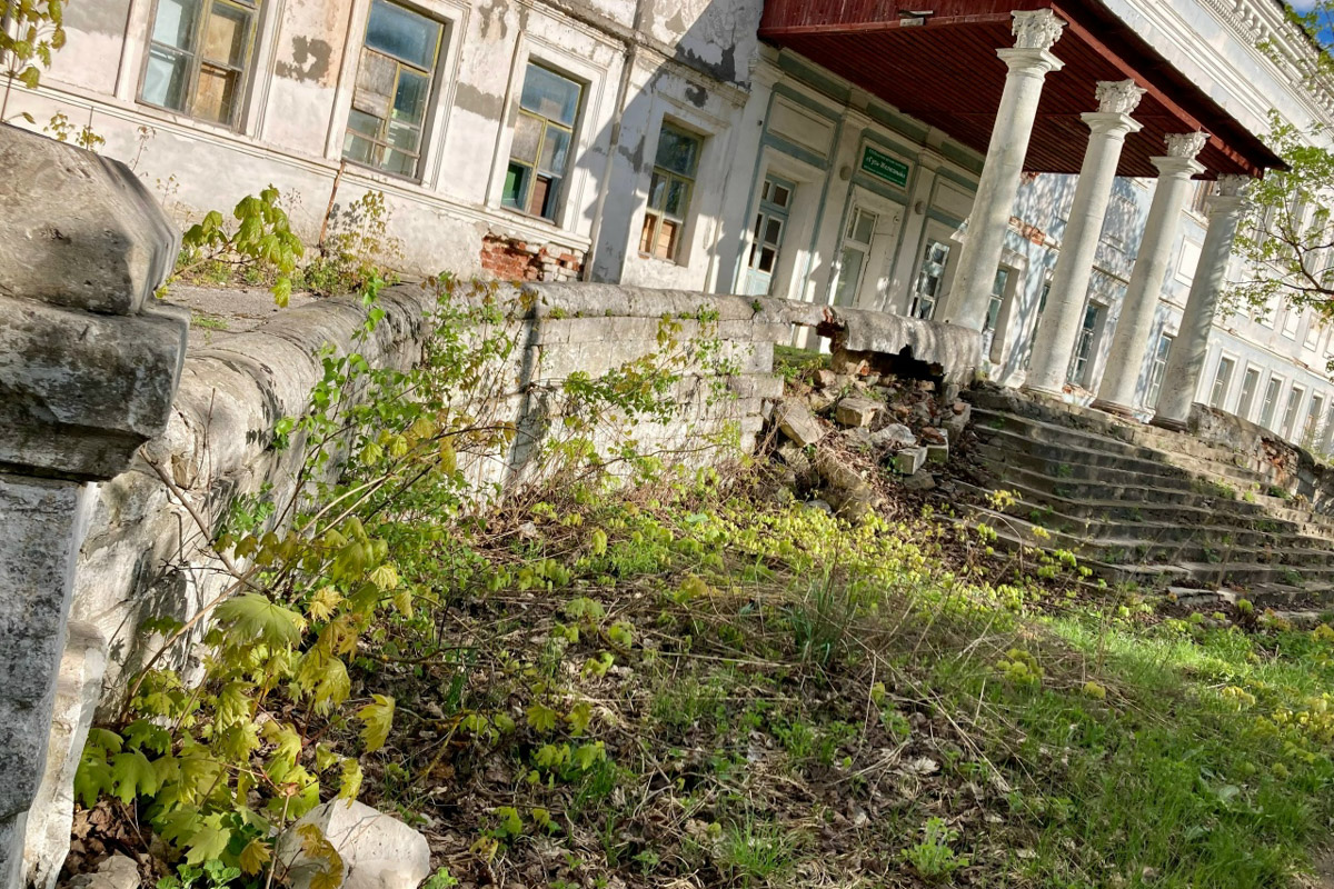 Стены старинных усадеб могут рассказать о многом, надо лишь прислушаться. Супруги Владимир и Анна собирают эти истории, колеся по стране. Наши ребята объездили порядка 10 регионов и посетили около сотни сооружений. В их коллекции есть резные терема, солидные поместья из камня и другие достойные внимания здания, в которых жили князья и графы.