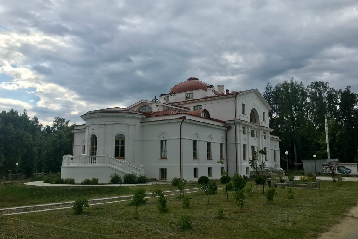 Стены старинных усадеб могут рассказать о многом, надо лишь прислушаться. Супруги Владимир и Анна собирают эти истории, колеся по стране. Наши ребята объездили порядка 10 регионов и посетили около сотни сооружений. В их коллекции есть резные терема, солидные поместья из камня и другие достойные внимания здания, в которых жили князья и графы.