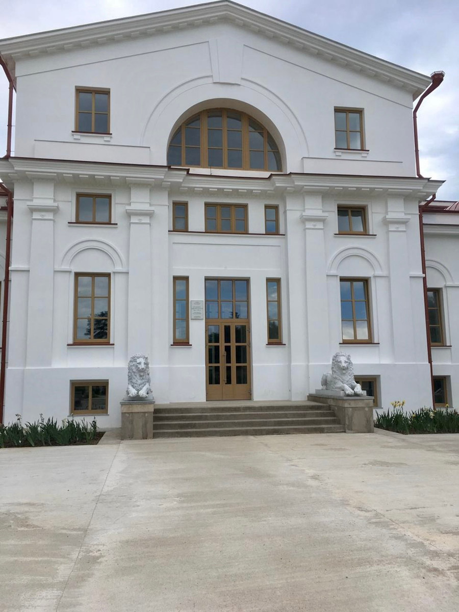 Стены старинных усадеб могут рассказать о многом, надо лишь прислушаться. Супруги Владимир и Анна собирают эти истории, колеся по стране. Наши ребята объездили порядка 10 регионов и посетили около сотни сооружений. В их коллекции есть резные терема, солидные поместья из камня и другие достойные внимания здания, в которых жили князья и графы.