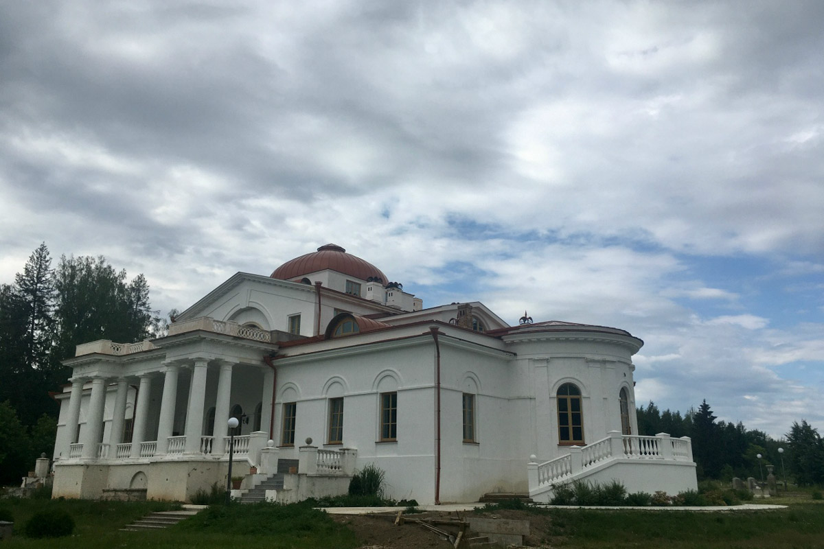 Стены старинных усадеб могут рассказать о многом, надо лишь прислушаться. Супруги Владимир и Анна собирают эти истории, колеся по стране. Наши ребята объездили порядка 10 регионов и посетили около сотни сооружений. В их коллекции есть резные терема, солидные поместья из камня и другие достойные внимания здания, в которых жили князья и графы.