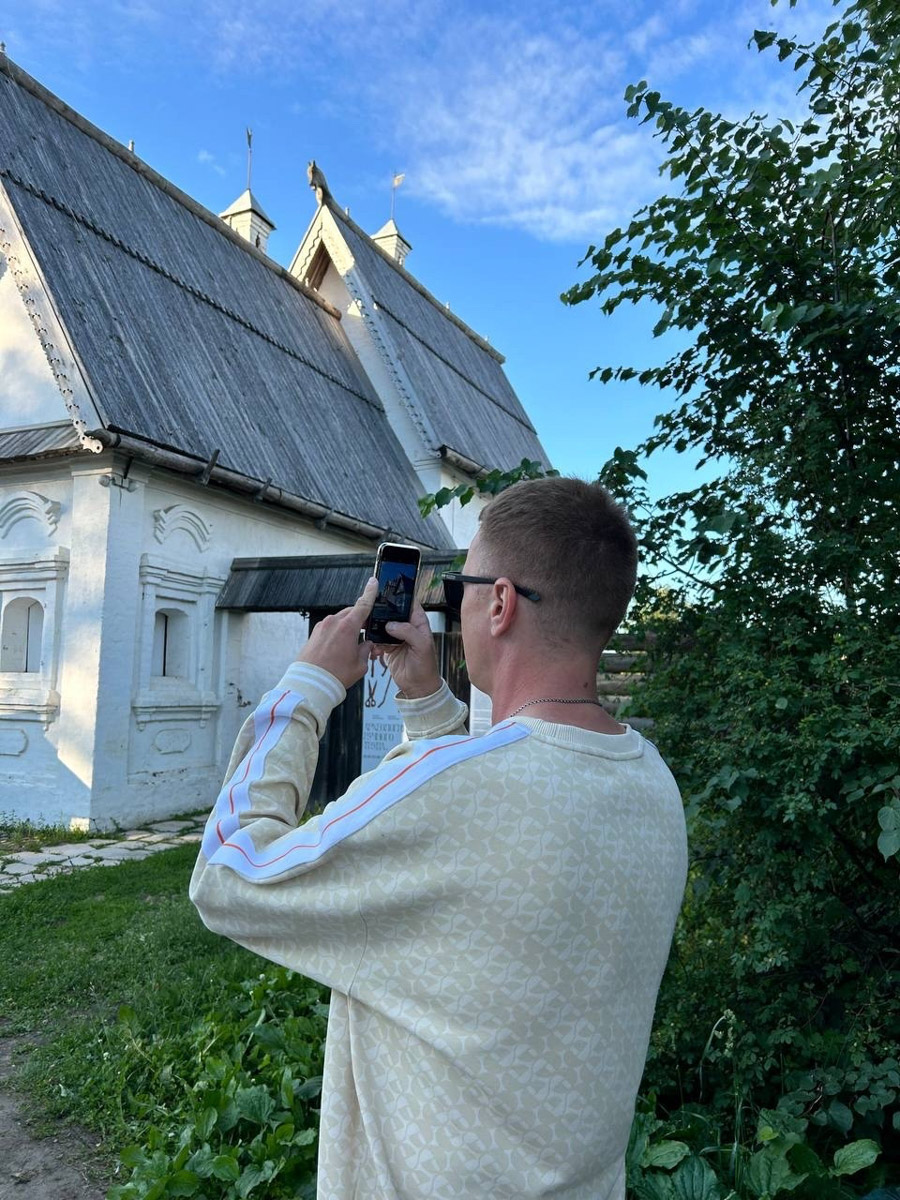 Стены старинных усадеб могут рассказать о многом, надо лишь прислушаться. Супруги Владимир и Анна собирают эти истории, колеся по стране. Наши ребята объездили порядка 10 регионов и посетили около сотни сооружений. В их коллекции есть резные терема, солидные поместья из камня и другие достойные внимания здания, в которых жили князья и графы.