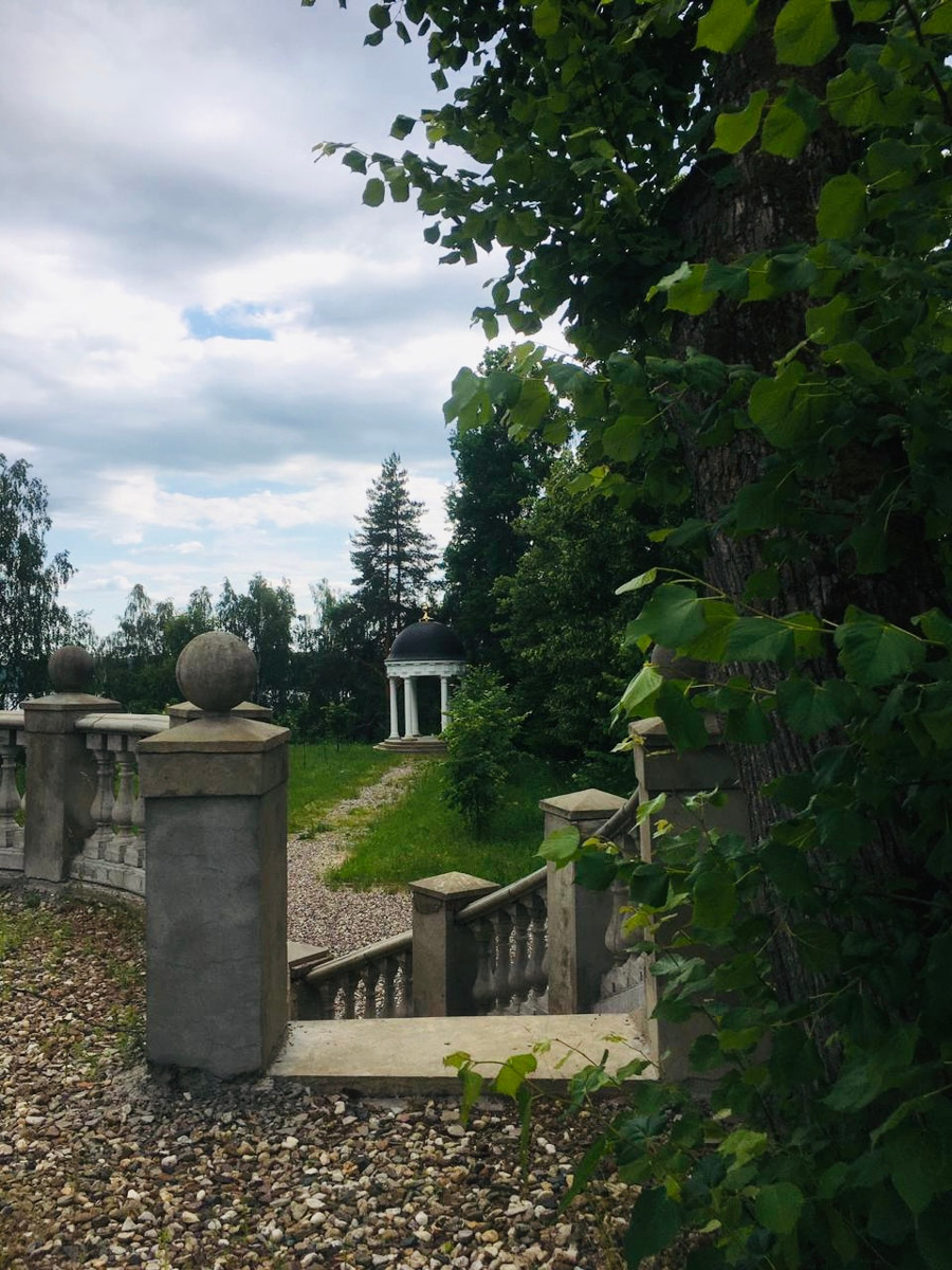 Стены старинных усадеб могут рассказать о многом, надо лишь прислушаться. Супруги Владимир и Анна собирают эти истории, колеся по стране. Наши ребята объездили порядка 10 регионов и посетили около сотни сооружений. В их коллекции есть резные терема, солидные поместья из камня и другие достойные внимания здания, в которых жили князья и графы.