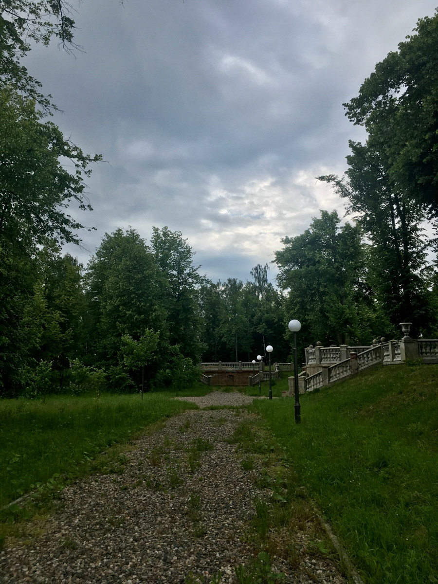 Стены старинных усадеб могут рассказать о многом, надо лишь прислушаться. Супруги Владимир и Анна собирают эти истории, колеся по стране. Наши ребята объездили порядка 10 регионов и посетили около сотни сооружений. В их коллекции есть резные терема, солидные поместья из камня и другие достойные внимания здания, в которых жили князья и графы.