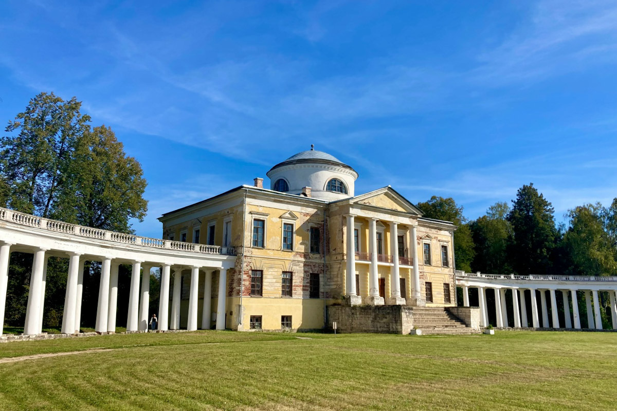 Стены старинных усадеб могут рассказать о многом, надо лишь прислушаться. Супруги Владимир и Анна собирают эти истории, колеся по стране. Наши ребята объездили порядка 10 регионов и посетили около сотни сооружений. В их коллекции есть резные терема, солидные поместья из камня и другие достойные внимания здания, в которых жили князья и графы.