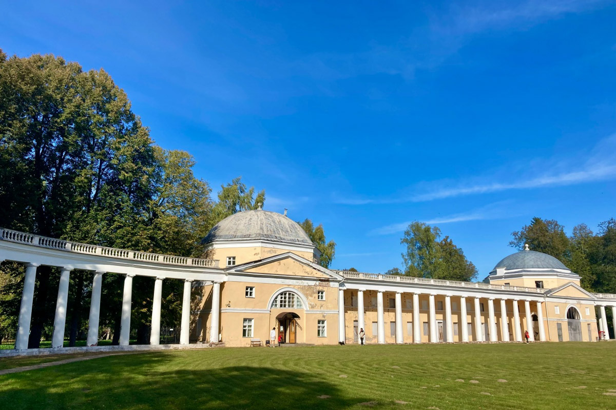 Стены старинных усадеб могут рассказать о многом, надо лишь прислушаться. Супруги Владимир и Анна собирают эти истории, колеся по стране. Наши ребята объездили порядка 10 регионов и посетили около сотни сооружений. В их коллекции есть резные терема, солидные поместья из камня и другие достойные внимания здания, в которых жили князья и графы.