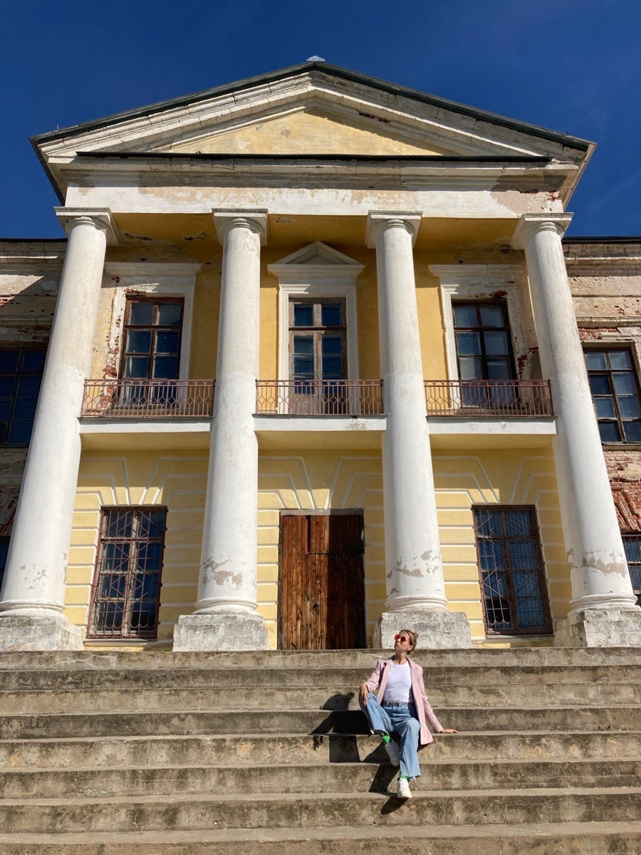 Стены старинных усадеб могут рассказать о многом, надо лишь прислушаться. Супруги Владимир и Анна собирают эти истории, колеся по стране. Наши ребята объездили порядка 10 регионов и посетили около сотни сооружений. В их коллекции есть резные терема, солидные поместья из камня и другие достойные внимания здания, в которых жили князья и графы.