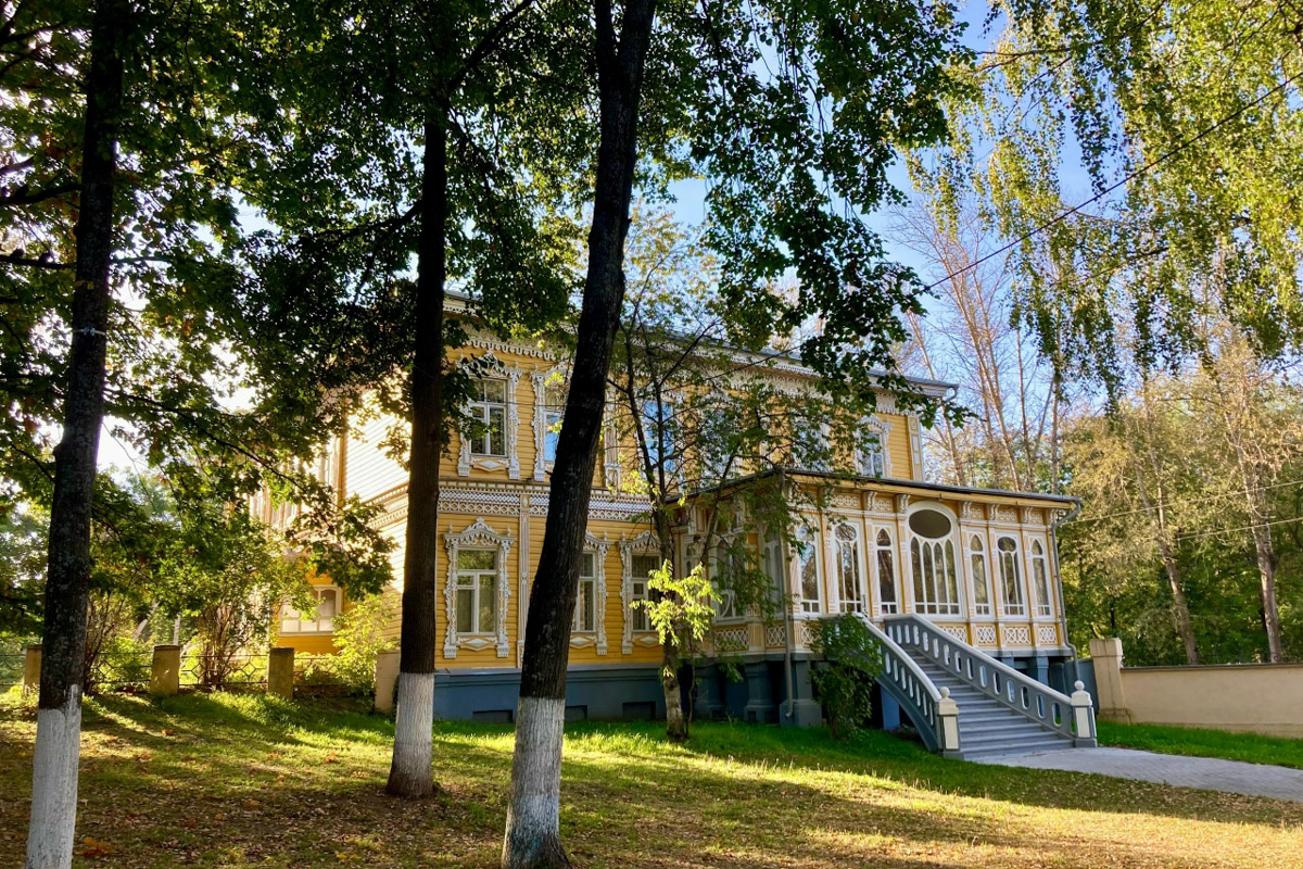 Стены старинных усадеб могут рассказать о многом, надо лишь прислушаться. Супруги Владимир и Анна собирают эти истории, колеся по стране. Наши ребята объездили порядка 10 регионов и посетили около сотни сооружений. В их коллекции есть резные терема, солидные поместья из камня и другие достойные внимания здания, в которых жили князья и графы.