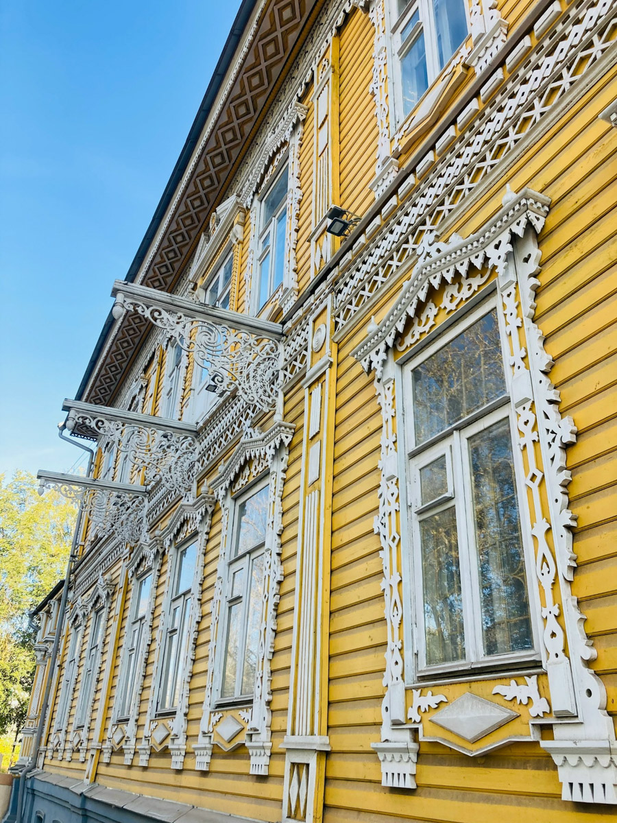 Стены старинных усадеб могут рассказать о многом, надо лишь прислушаться. Супруги Владимир и Анна собирают эти истории, колеся по стране. Наши ребята объездили порядка 10 регионов и посетили около сотни сооружений. В их коллекции есть резные терема, солидные поместья из камня и другие достойные внимания здания, в которых жили князья и графы.