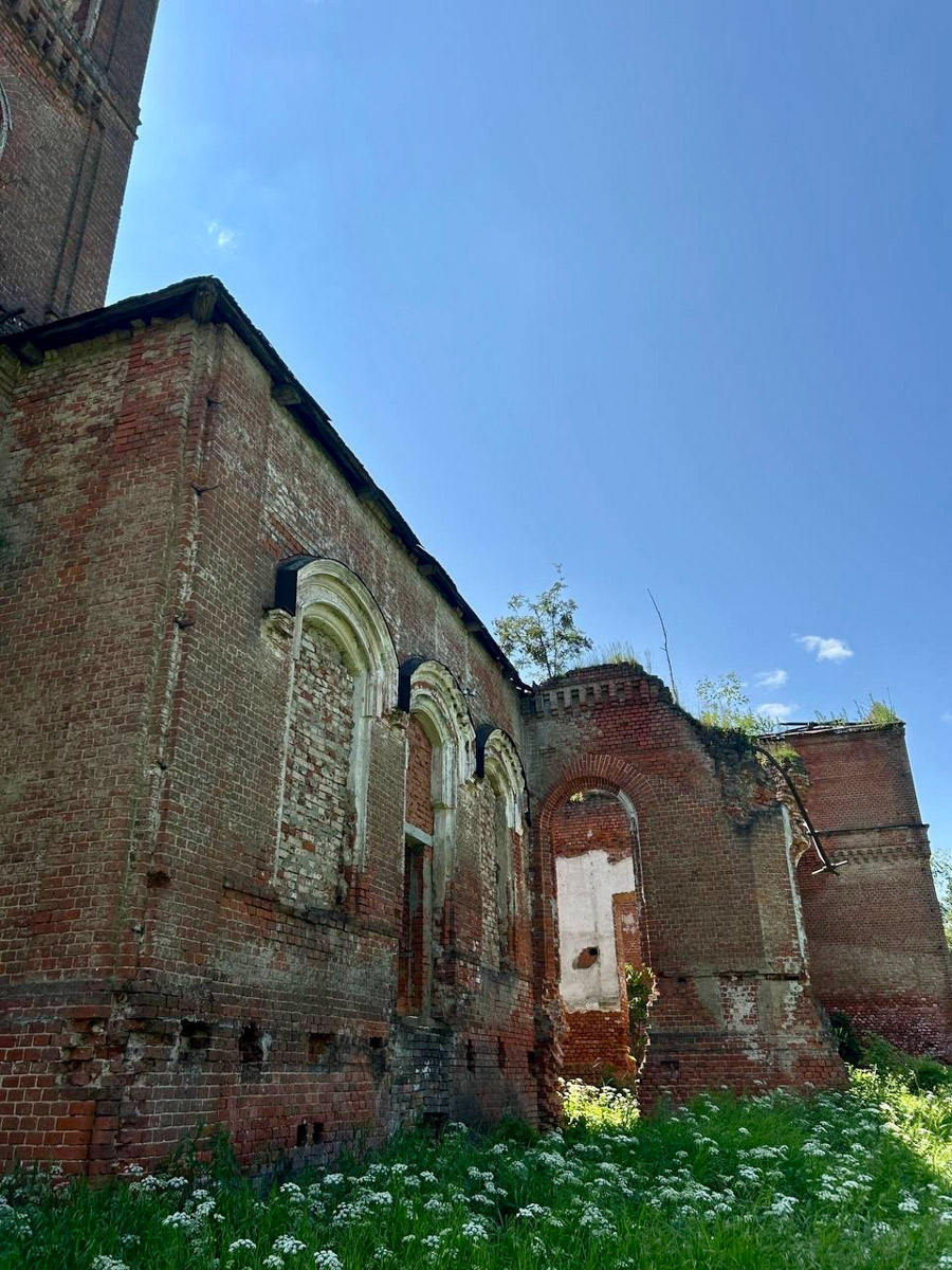 Стены старинных усадеб могут рассказать о многом, надо лишь прислушаться. Супруги Владимир и Анна собирают эти истории, колеся по стране. Наши ребята объездили порядка 10 регионов и посетили около сотни сооружений. В их коллекции есть резные терема, солидные поместья из камня и другие достойные внимания здания, в которых жили князья и графы.