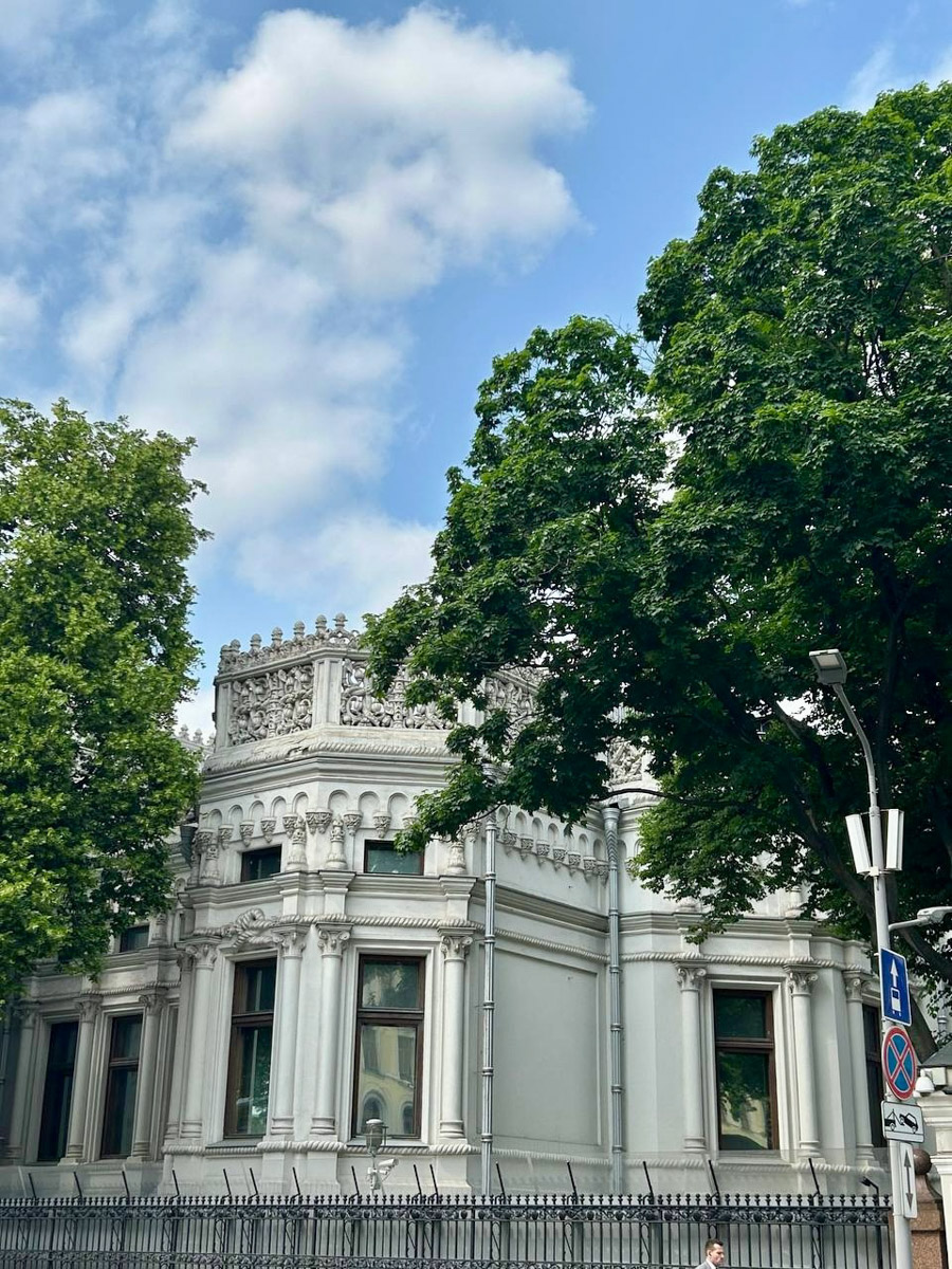 Стены старинных усадеб могут рассказать о многом, надо лишь прислушаться. Супруги Владимир и Анна собирают эти истории, колеся по стране. Наши ребята объездили порядка 10 регионов и посетили около сотни сооружений. В их коллекции есть резные терема, солидные поместья из камня и другие достойные внимания здания, в которых жили князья и графы.