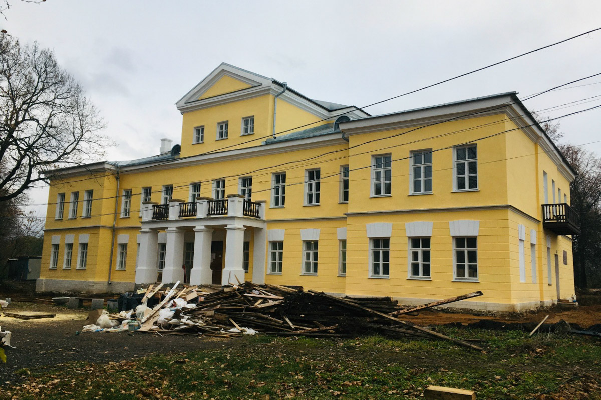 Стены старинных усадеб могут рассказать о многом, надо лишь прислушаться. Супруги Владимир и Анна собирают эти истории, колеся по стране. Наши ребята объездили порядка 10 регионов и посетили около сотни сооружений. В их коллекции есть резные терема, солидные поместья из камня и другие достойные внимания здания, в которых жили князья и графы.