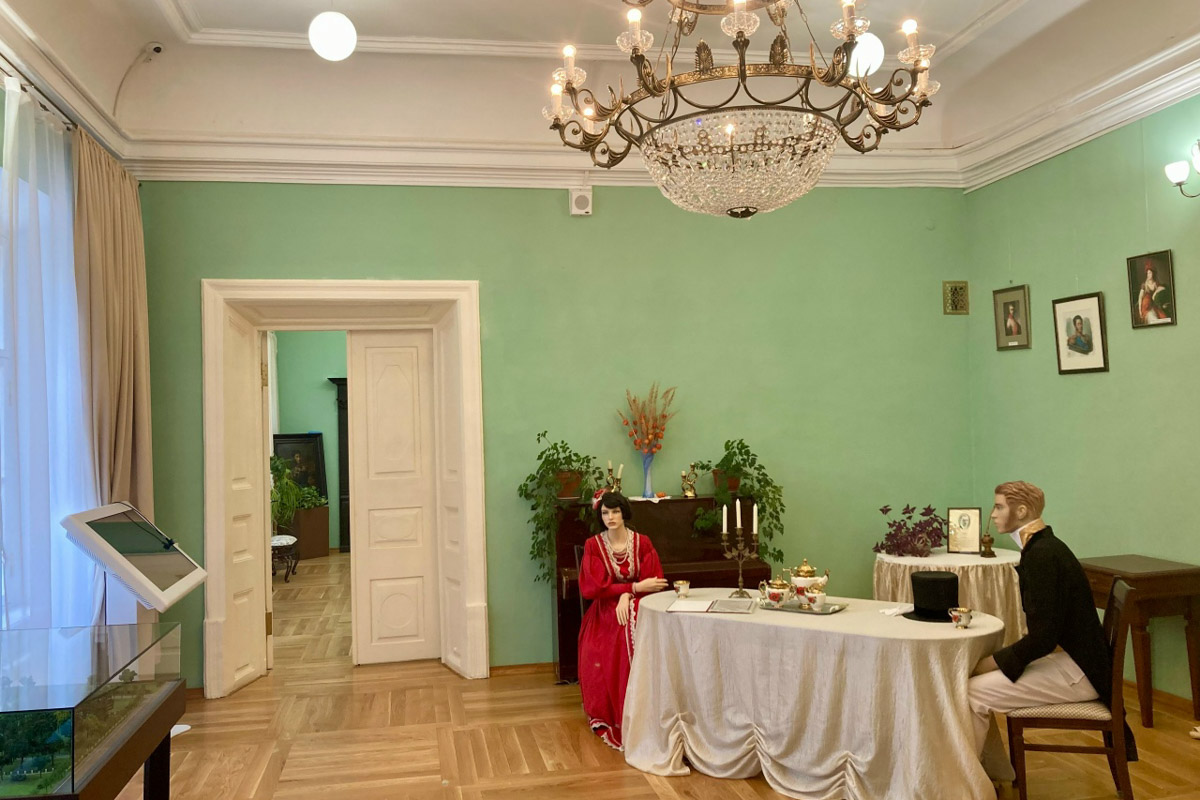 Стены старинных усадеб могут рассказать о многом, надо лишь прислушаться. Супруги Владимир и Анна собирают эти истории, колеся по стране. Наши ребята объездили порядка 10 регионов и посетили около сотни сооружений. В их коллекции есть резные терема, солидные поместья из камня и другие достойные внимания здания, в которых жили князья и графы.