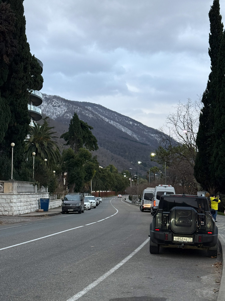 Существует стереотип, будто Абхазия застряла в далеком прошлом. Однако, как известно, сойтись в едином мнении сложно. Владимирская танцовщица Ника Мозгалева оказалась в этой стране всего на один день. Удалось ли ей насладиться местным колоритом, девушка рассказала нашему изданию.