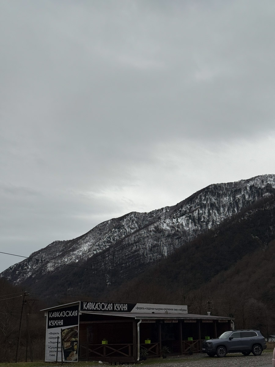 Существует стереотип, будто Абхазия застряла в далеком прошлом. Однако, как известно, сойтись в едином мнении сложно. Владимирская танцовщица Ника Мозгалева оказалась в этой стране всего на один день. Удалось ли ей насладиться местным колоритом, девушка рассказала нашему изданию.