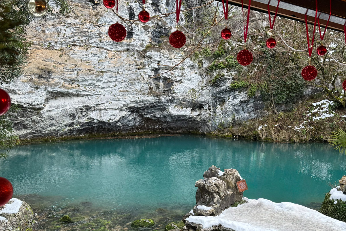 Существует стереотип, будто Абхазия застряла в далеком прошлом. Однако, как известно, сойтись в едином мнении сложно. Владимирская танцовщица Ника Мозгалева оказалась в этой стране всего на один день. Удалось ли ей насладиться местным колоритом, девушка рассказала нашему изданию.