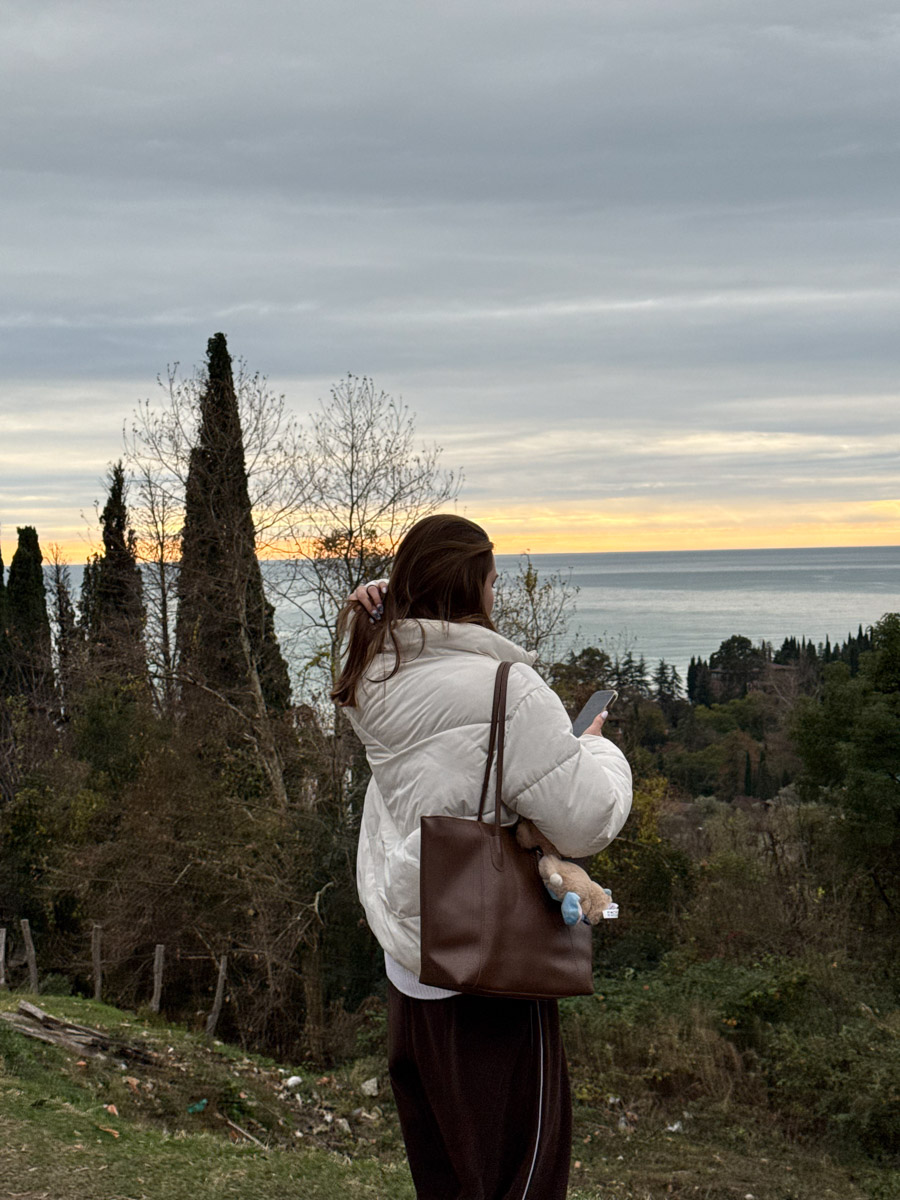 Существует стереотип, будто Абхазия застряла в далеком прошлом. Однако, как известно, сойтись в едином мнении сложно. Владимирская танцовщица Ника Мозгалева оказалась в этой стране всего на один день. Удалось ли ей насладиться местным колоритом, девушка рассказала нашему изданию.