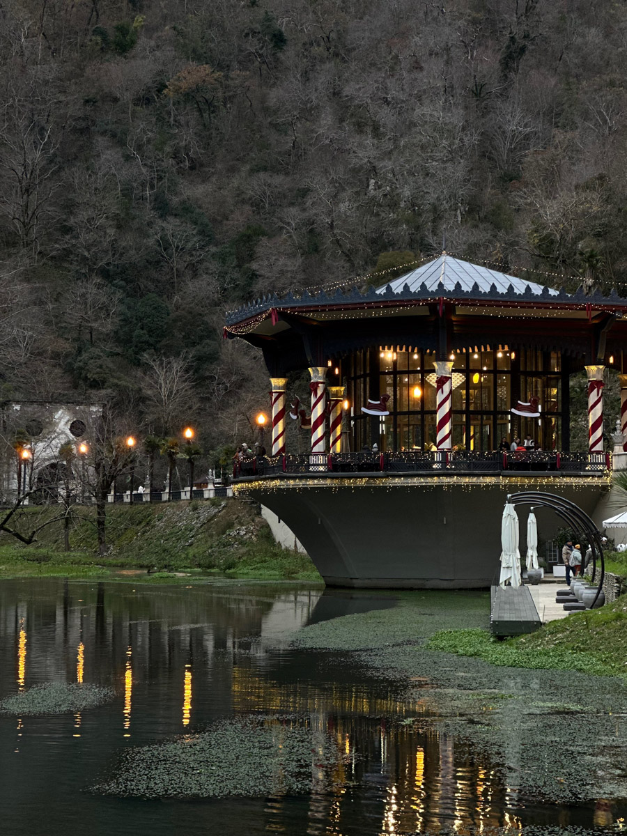 Существует стереотип, будто Абхазия застряла в далеком прошлом. Однако, как известно, сойтись в едином мнении сложно. Владимирская танцовщица Ника Мозгалева оказалась в этой стране всего на один день. Удалось ли ей насладиться местным колоритом, девушка рассказала нашему изданию.
