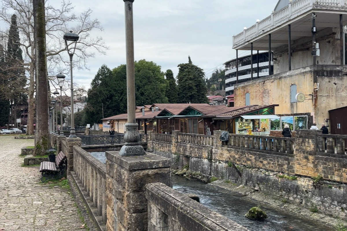 Существует стереотип, будто Абхазия застряла в далеком прошлом. Однако, как известно, сойтись в едином мнении сложно. Владимирская танцовщица Ника Мозгалева оказалась в этой стране всего на один день. Удалось ли ей насладиться местным колоритом, девушка рассказала нашему изданию.