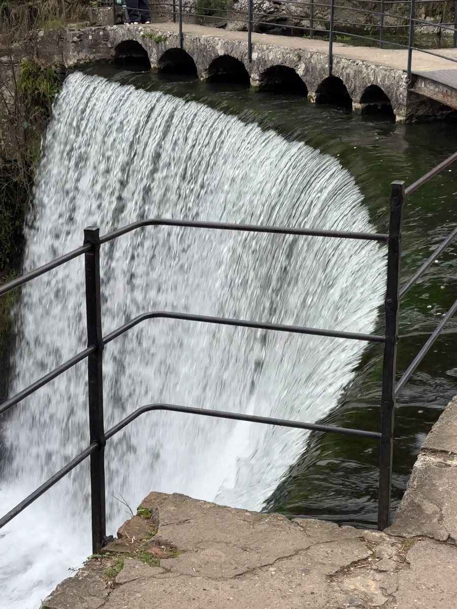 Существует стереотип, будто Абхазия застряла в далеком прошлом. Однако, как известно, сойтись в едином мнении сложно. Владимирская танцовщица Ника Мозгалева оказалась в этой стране всего на один день. Удалось ли ей насладиться местным колоритом, девушка рассказала нашему изданию.