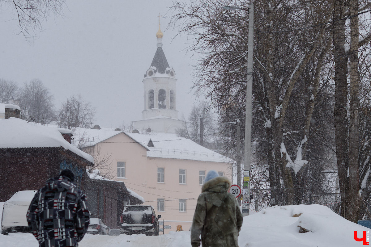 Во Владимире анонсировали создание туристического маршрута от вокзала до филармонии. Пока инициатива звучит многообещающе. Главное, чтобы к мнению жителей прислушались. У них точно найдется что сказать, как убедился «Ключ-Медиа».
