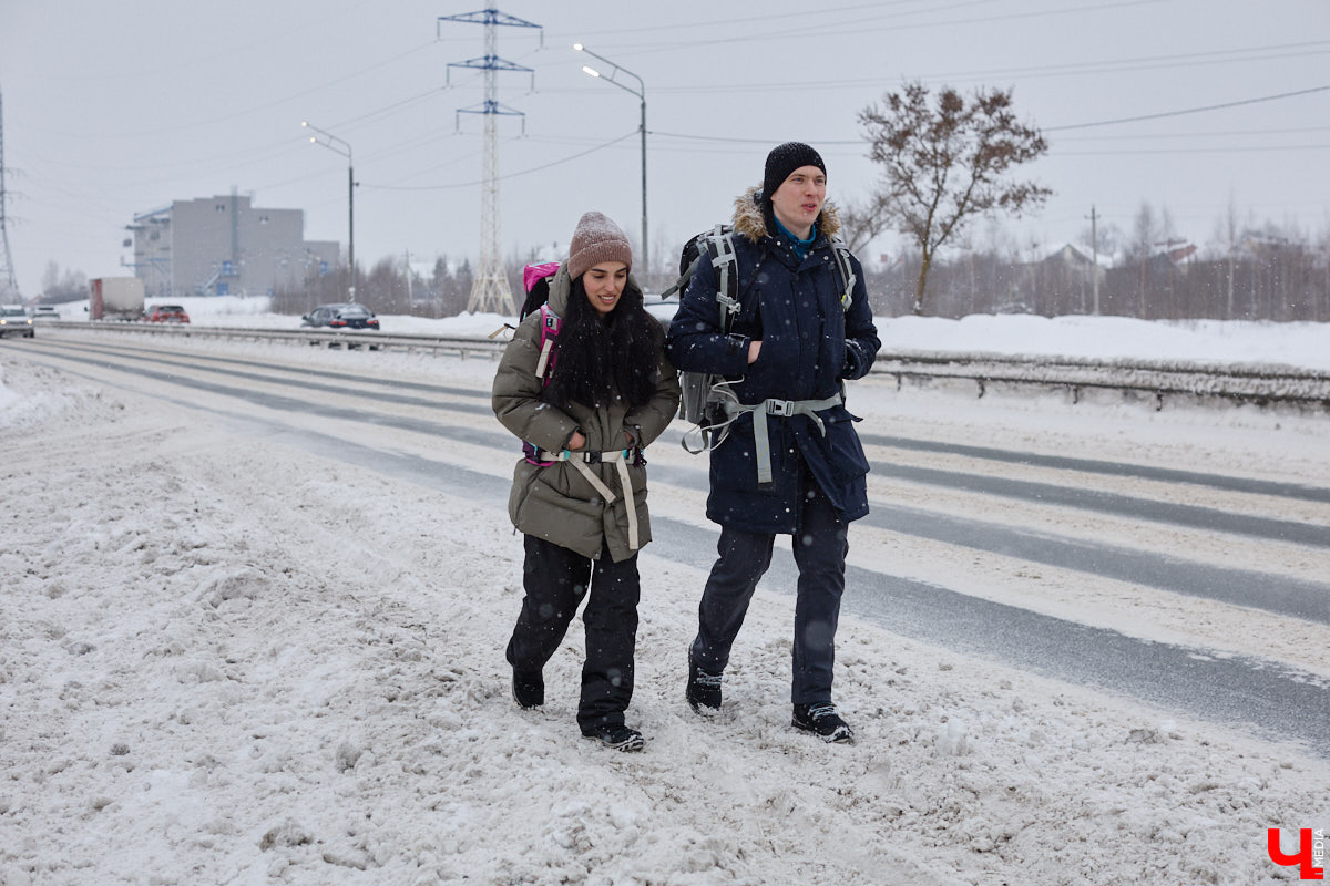 Семейная пара, Паша и Тома, решила пройти пешком 10 тысяч километров от Москвы до Владивостока с остановками по пути. Одной из точек рискованного маршрута стал Владимир. В нашем городе тревел-блогеры пробыли всего два дня, однако «Ключ-Медиа» успел встретиться с путешественниками и узнать все подробности экстремального приключения из первых уст.