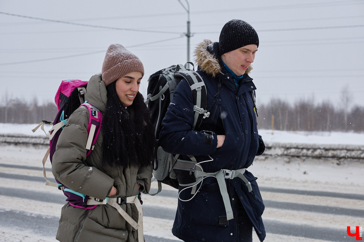 Семейная пара, Паша и Тома, решила пройти пешком 10 тысяч километров от Москвы до Владивостока с остановками по пути. Одной из точек рискованного маршрута стал Владимир. В нашем городе тревел-блогеры пробыли всего два дня, однако «Ключ-Медиа» успел встретиться с путешественниками и узнать все подробности экстремального приключения из первых уст.