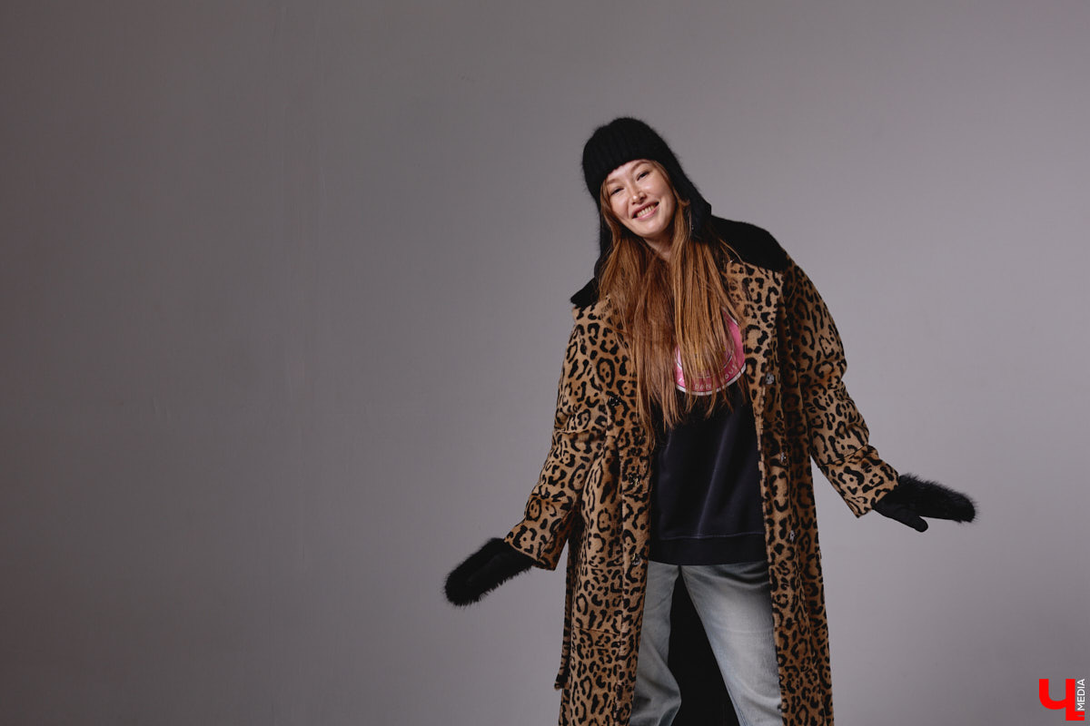 Агент по работе с Китаем Алина Алексеева уверена: совершенно неважно, что на тебе надето. Главное — твоя энергетика. Мэрилин Монро выглядела привлекательно даже в мешке из-под картошки. Вот и наша героиня не зацикливается на обновках. Она выбирает удобные качественные вещи по вкусу, причем большая часть из них мужские.