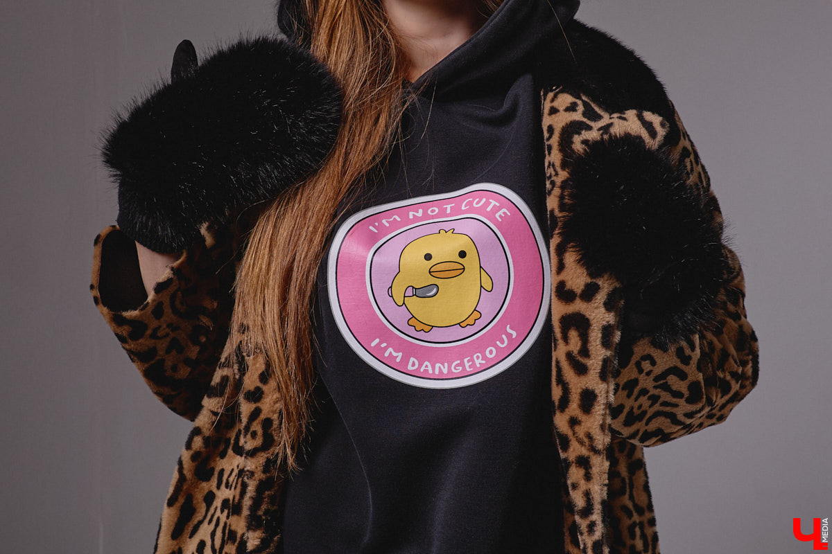 Агент по работе с Китаем Алина Алексеева уверена: совершенно неважно, что на тебе надето. Главное — твоя энергетика. Мэрилин Монро выглядела привлекательно даже в мешке из-под картошки. Вот и наша героиня не зацикливается на обновках. Она выбирает удобные качественные вещи по вкусу, причем большая часть из них мужские.