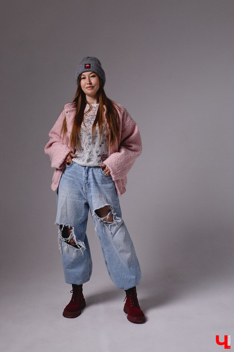 Агент по работе с Китаем Алина Алексеева уверена: совершенно неважно, что на тебе надето. Главное — твоя энергетика. Мэрилин Монро выглядела привлекательно даже в мешке из-под картошки. Вот и наша героиня не зацикливается на обновках. Она выбирает удобные качественные вещи по вкусу, причем большая часть из них мужские.