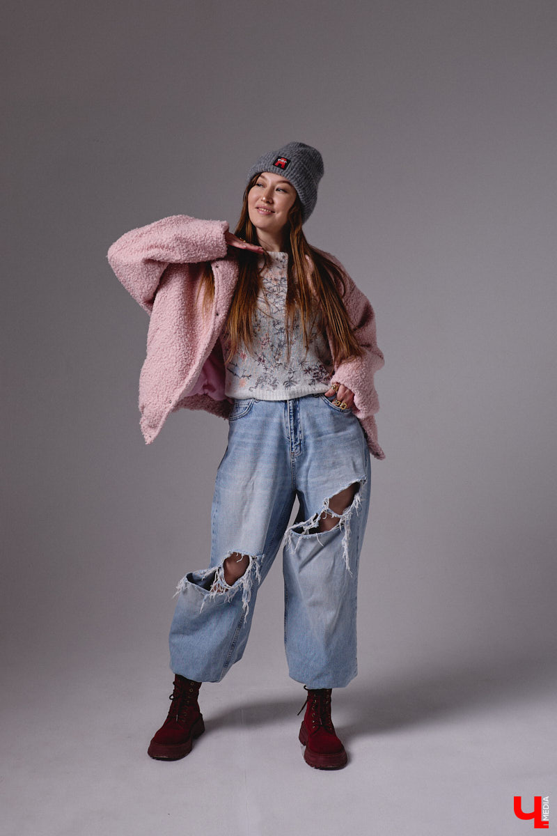 Агент по работе с Китаем Алина Алексеева уверена: совершенно неважно, что на тебе надето. Главное — твоя энергетика. Мэрилин Монро выглядела привлекательно даже в мешке из-под картошки. Вот и наша героиня не зацикливается на обновках. Она выбирает удобные качественные вещи по вкусу, причем большая часть из них мужские.