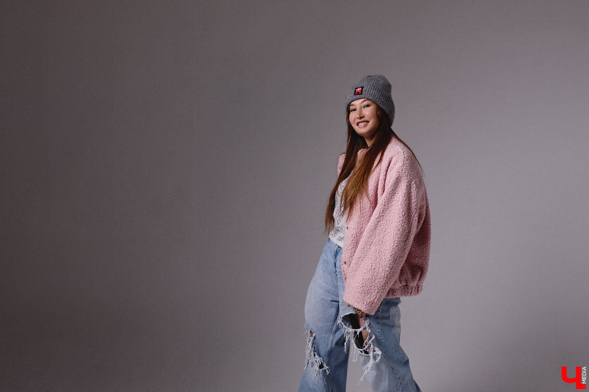 Агент по работе с Китаем Алина Алексеева уверена: совершенно неважно, что на тебе надето. Главное — твоя энергетика. Мэрилин Монро выглядела привлекательно даже в мешке из-под картошки. Вот и наша героиня не зацикливается на обновках. Она выбирает удобные качественные вещи по вкусу, причем большая часть из них мужские.